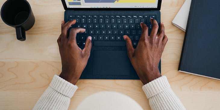 Un uomo che usa un computer per fare acquisti online - online shopping - in un negozio online.