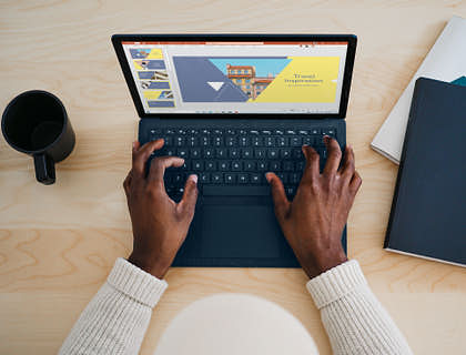 Un uomo che usa un computer per fare acquisti online - online shopping - in un negozio online.