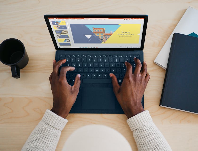 Un uomo che usa un computer per fare acquisti online - online shopping - in un negozio online.