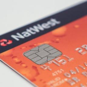 Abre una cuenta bancaria comercial.
