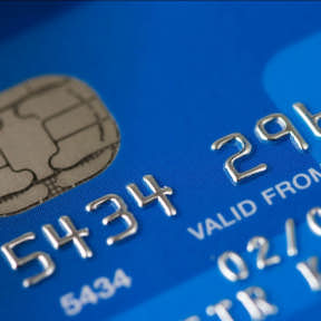 Abre una cuenta bancaria comercial.
