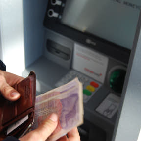 Abre una cuenta de banco para tu negocio.