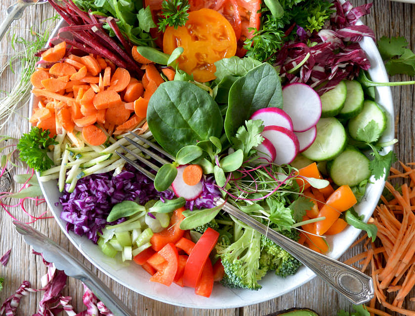Um bowl de alimentos orgânicos em uma mesa.