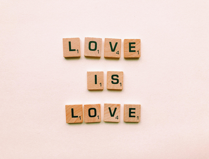 Uma frase palindrômica que diz "love is love", ou "amor é amor" em português.