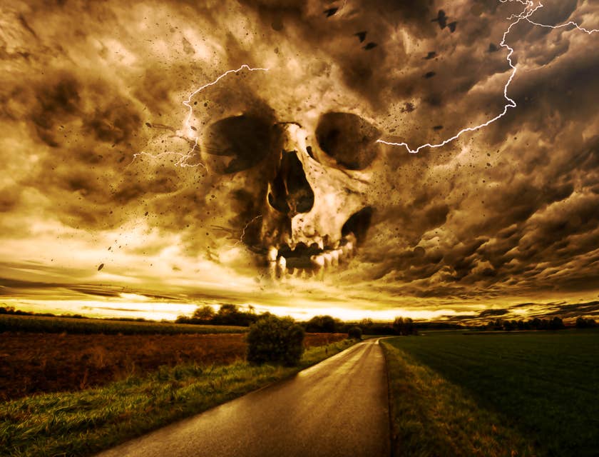 La imagen de un cráneo formado entre las nubes sobre una carretera abierta en un negocio con nombre paranormal