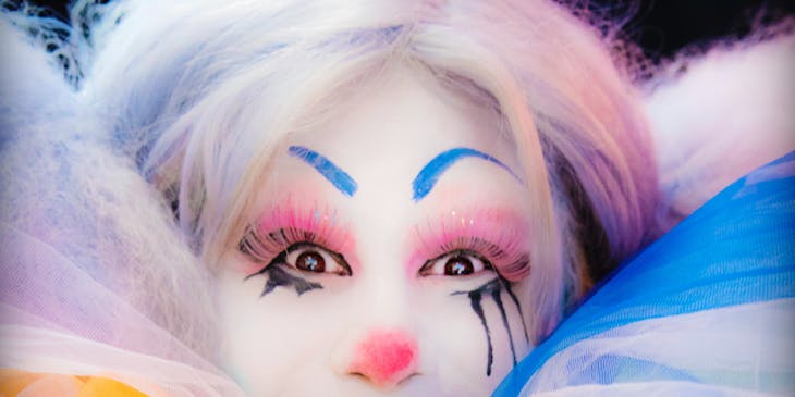 Acercamiento a un payaso de un negocio de personajes para fiestas infantiles.