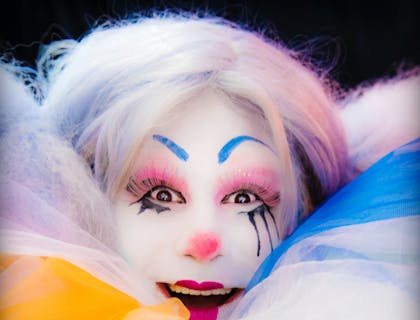Close up de um palhaço de uma empresa de personagens para festas.