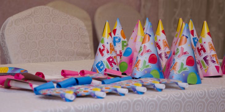 artículos para fiestas como sombreros de papel y espantasuegras listos para celebrar una fiesta de cumpleaños