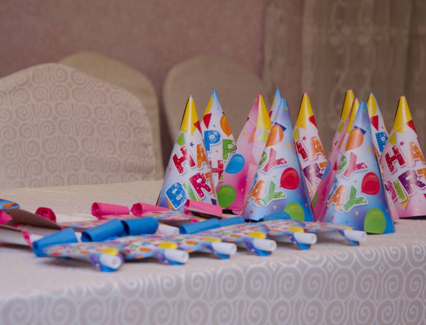 Une table avec des décorations de fête comprenant des chapeaux en papier et des sans-gênes prêts pour la fête.