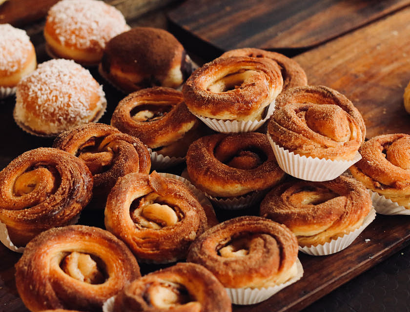 Des viennoiseries sont exposées dans une pâtisserie.