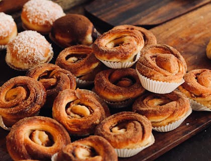 Varios panecillos horneados en el mostrador de una pastelería francesa.