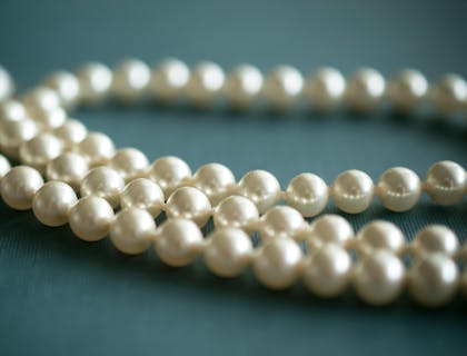 Dei fili di perle sopra uno sfondo blu.