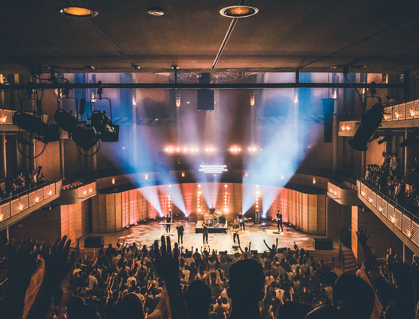 Uma banda se apresentando em um teatro.