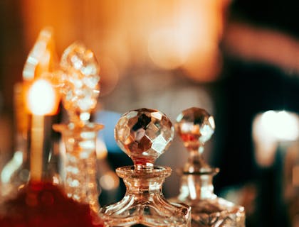 Un gros plan de flacons de parfum classique dans un magasin de parfum.