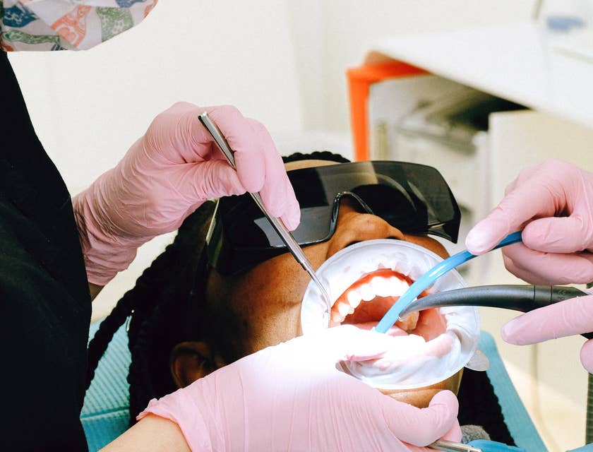 Paciente sendo tratado em uma clínica de periodontia.