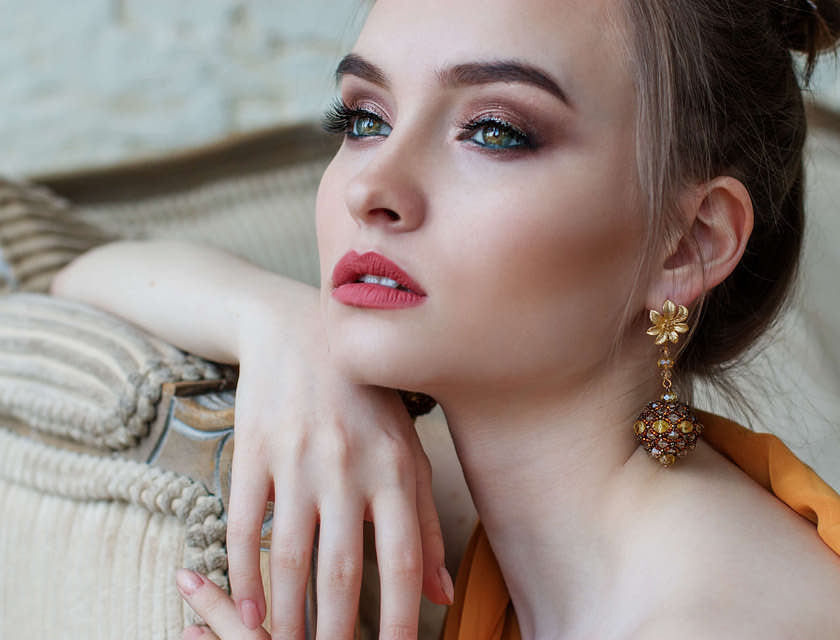 Eine Frau mit Permanent Make-up posiert für ein Foto.