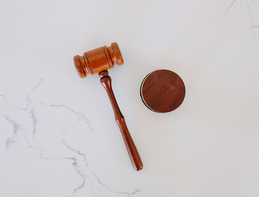 Le marteau du juge sur une table.
