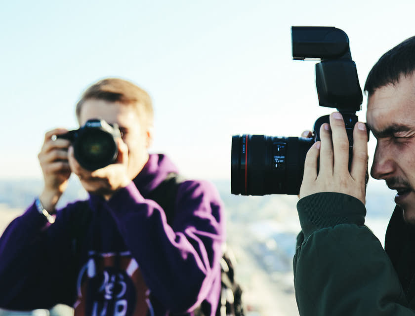 Dois fotógrafos tirando fotos.