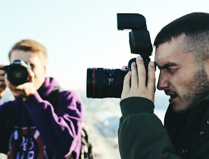 Due persone che scattano fotografie durante un corso di fotografia.