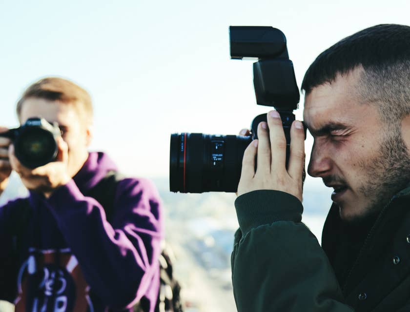 Dos hombres con sus cámaras en una clase de fotografía.