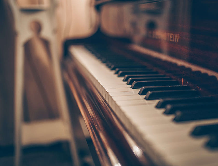 Un plan rapproché de touches de piano dans un magasin de pianos.