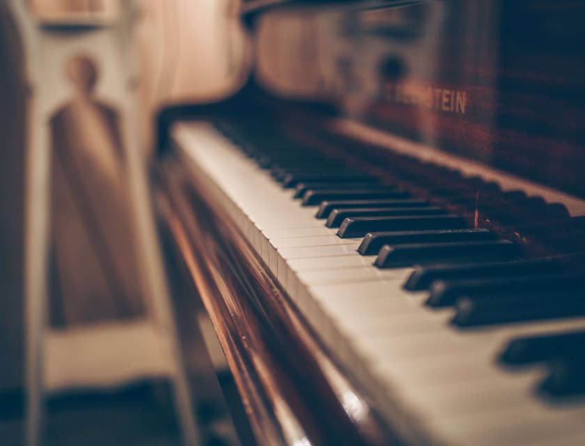 Un plan rapproché de touches de piano dans un magasin de pianos.