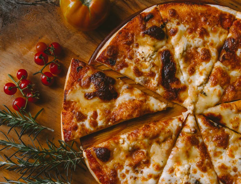 Pizza con queso, salsa de tomate y salchicha italiana en un negocio de pizza.