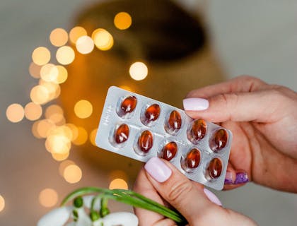 Une personne tient des pilules homéopathiques dans une entreprise d'encapsulation du placenta.