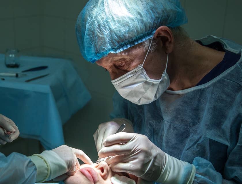 Cirujano plástico realizando cirugía facial.