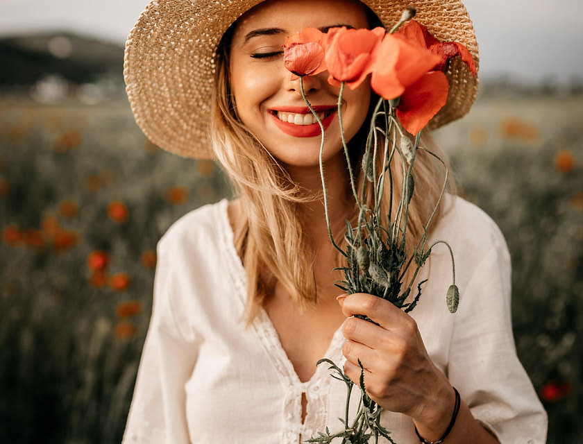 La imagen de una mujer pasando un rato recogiendo flores en un negocio con nombre placentero.