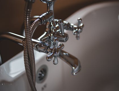 Llaves de bañera cromadas en un negocio de plomería.