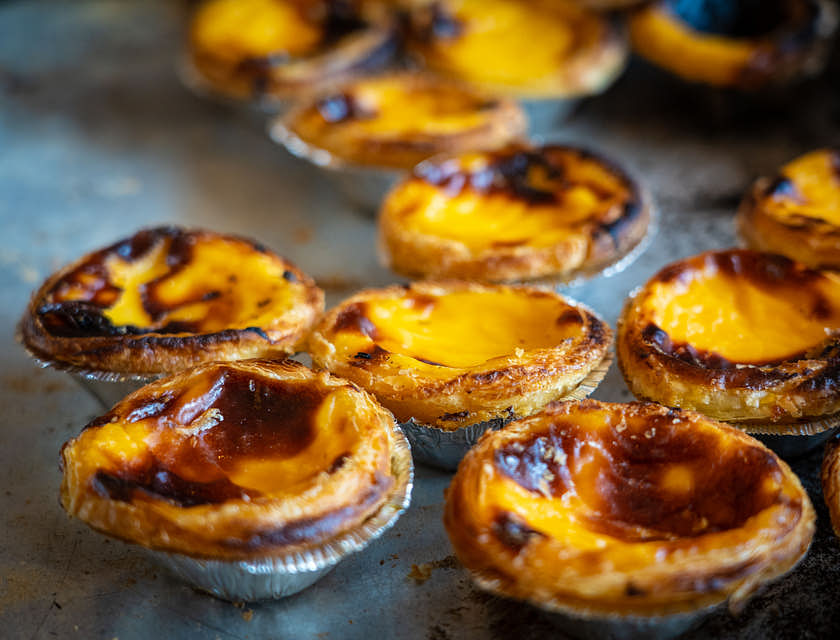 Pequeñas tartas portuguesas sobre un fondo gris en un restaurante portugués.