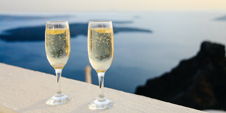 ºDeux flûtes de champagne.
