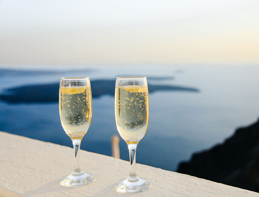 ºDeux flûtes de champagne.