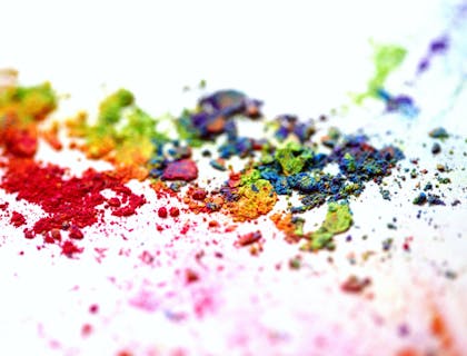 Pós coloridos em tela branca.