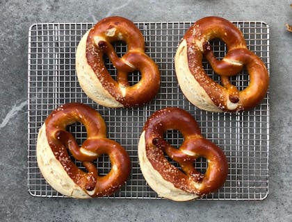 Un délicieux plateau de bretzels sur le point d'être servi dans une boutique de bretzels.