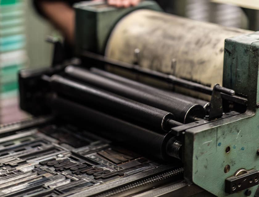 Una máquina para impresión de imprenta en una empresa de tecnología de impresión.