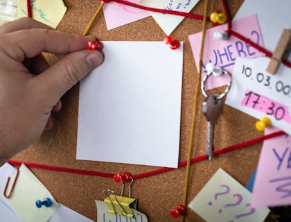Investigador particular colocando um alfinete em um quadro.