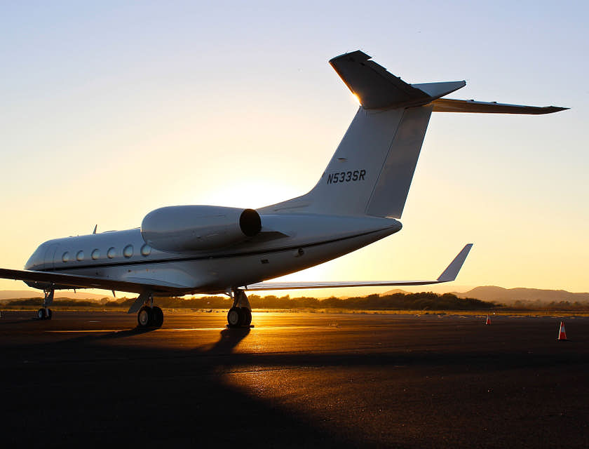 un jet privado en una pista de aterrizaje de un aeropuerto
