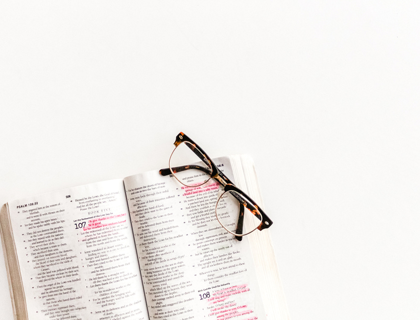 Correções de um revisor de textos em um livro.