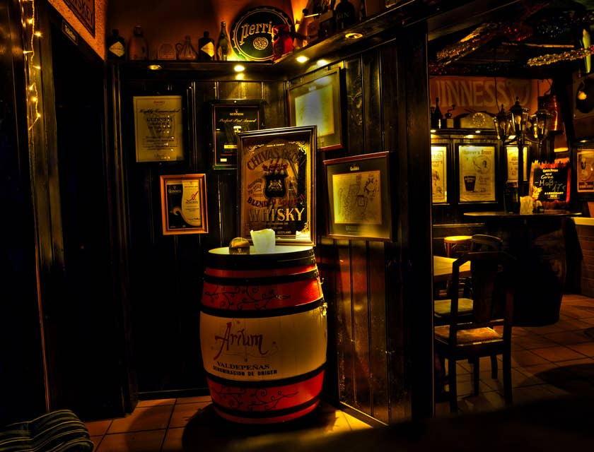 Un intérieur de pub en bois joliment décoré avec des affiches exposées.