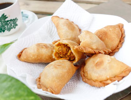 Empanadas puertorriqueñas emplatadas y servidas en un restaurante puertorriqueño.