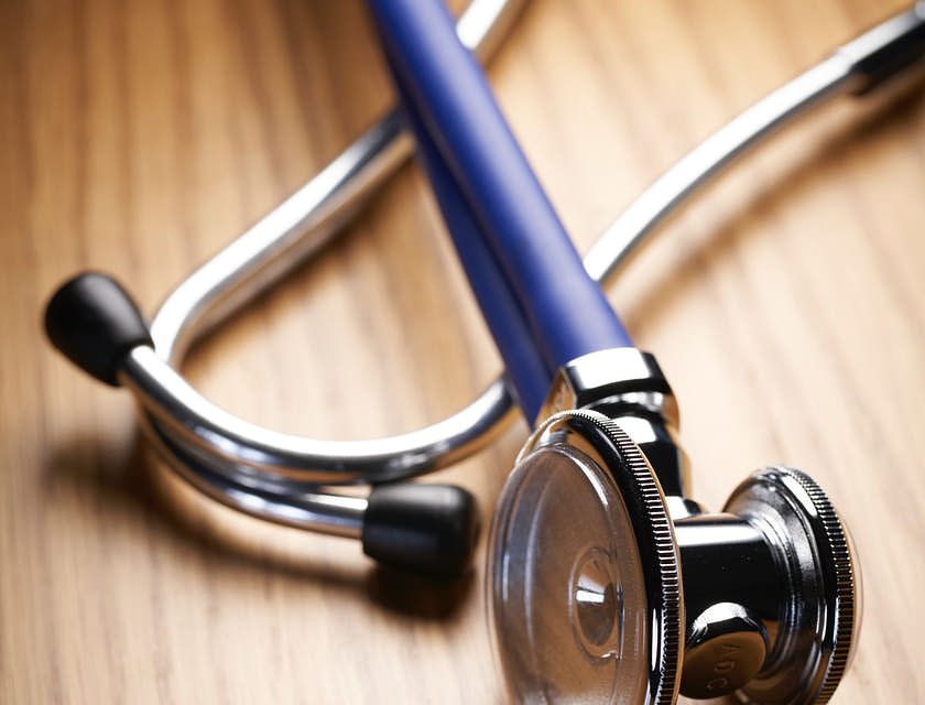 Le stéthoscope du pneumologue se trouvant sur une surface en bois.