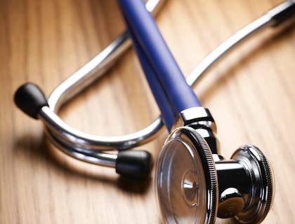 Lo stetoscopio di uno pneumologo poggiato sulla scrivania di uno studio di pneumologia.