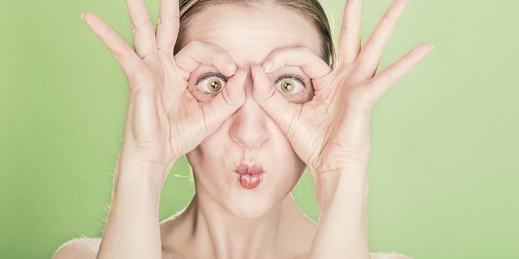 Una ragazza che fa una faccia stramba.