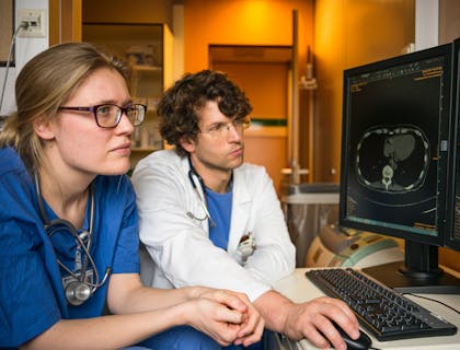 Radiologistas examinando um raio x.