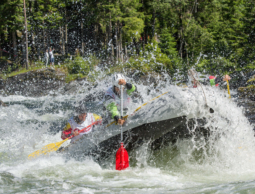 Groupe de personnes profitant d'une aventure de rafting et de kayak.
