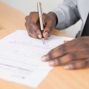 Registra el nombre de la empresa en el Estado.