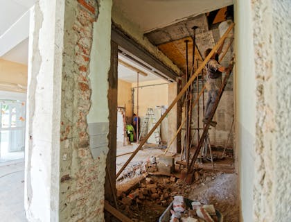 Dei muratori di una ditta di ristrutturazioni che ristrutturano una casa.