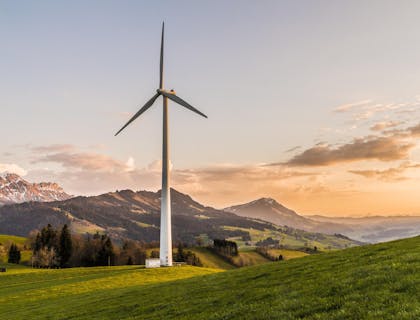 Uma turbina eólica instalada por uma empresa de energia renovável.